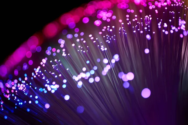 arkaplanda parlayan fiber optik dizgiler