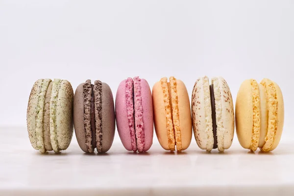 Peu Macarons Colorés Fleurs Sur Fond Blanc — Photo