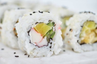 Mermer tahtada suşi