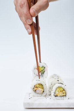 Mermer tahtada suşi