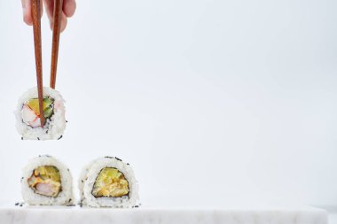 Mermer tahtada suşi