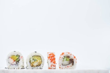 Mermer tahtada dört suşi.