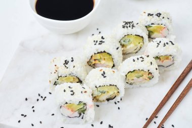 Mermer tahtada suşi hazır.