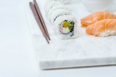 Mermer tahtada suşi hazır.
