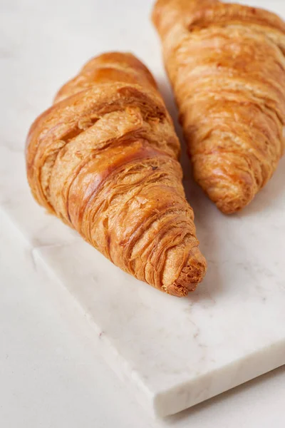 Croissants Anillos Tablero Mármol Blanco Aplanado — Foto de Stock