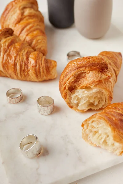 Croissants Anillos Tablero Mármol Blanco Aplanado — Foto de Stock