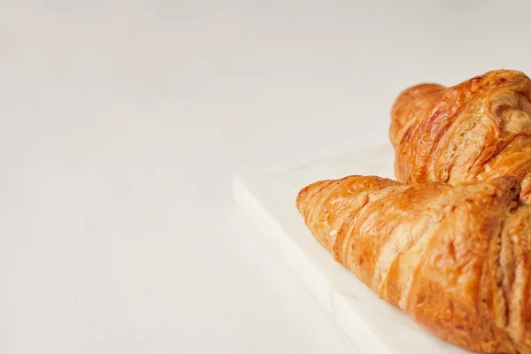 Croissants Anillos Tablero Mármol Blanco Aplanado — Foto de Stock