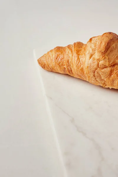 Croissants Anillos Tablero Mármol Blanco Aplanado — Foto de Stock