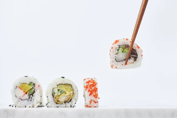 Mermer tahtada suşi