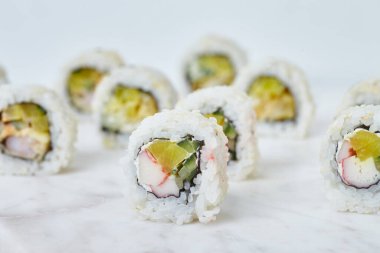 Mermer tahtada suşi