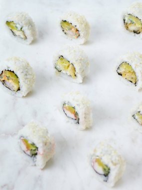 Mermer tahtada suşi