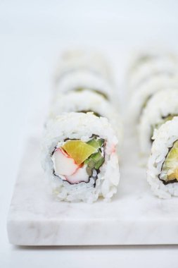 Mermer tahtada suşi