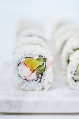 Mermer tahtada suşi