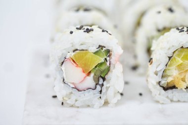 Mermer tahtada suşi