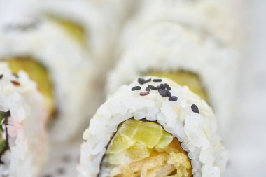 Mermer tahtada suşi