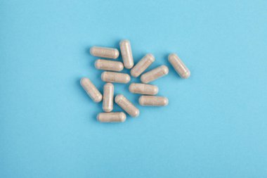 Kapsüllerden oluşan yakın çekim grubu. İlaç yığını - tıbbi geçmiş