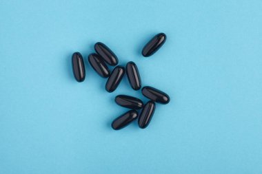 Kapsüllerden oluşan yakın çekim grubu. İlaç yığını - tıbbi geçmiş