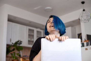 Öğrenci kız evde çalışıyor. Evden çalışma ya da öğrenim görme, serbest çalışma, iş, yaşam tarzı kavramı