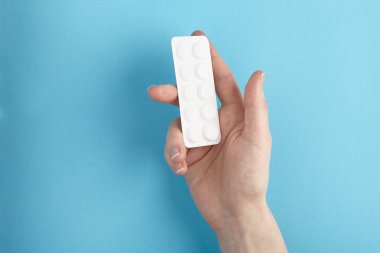 Beyaz su toplayan ilaç hapları ellerinde. İlaç yığını - tıbbi geçmiş