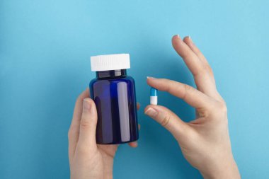 İlaç paketi ve bir kapsül. İlaç yığını - tıbbi geçmiş