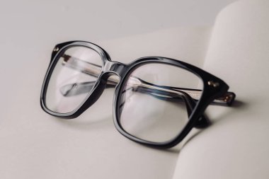 Bir not defterinde siyah gözlük, öğrenme konsepti.