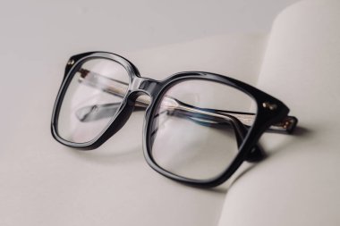 Bir not defterinde siyah gözlük, öğrenme konsepti.