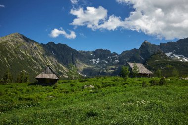 Dağların dağ evleriyle manzaralı panoramik manzarası. Peyzaj