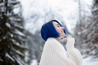 Dağların arka planında bir kadın portresi. Kış