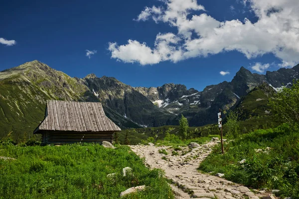 Dağların dağ evleriyle manzaralı panoramik manzarası. Peyzaj