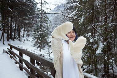 Dağların arka planında bir kadın portresi. Kış