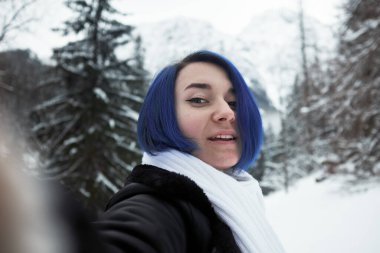 Dağların arka planında bir kadın portresi. Kış