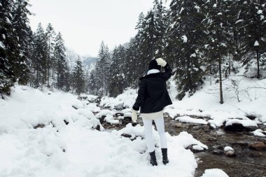 Dağların arka planında bir kadın portresi. Kış