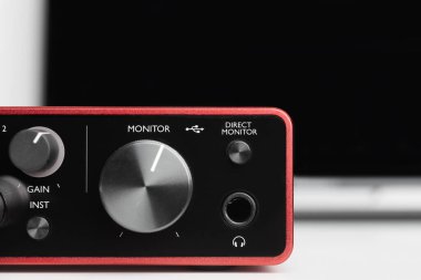 Kablolara bağlı modern ses arayüzünü kapat. Kimse yok.