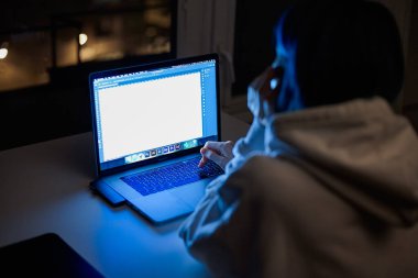 Geceleri evde yalnız çalışan bir kadın. Yakın plan.