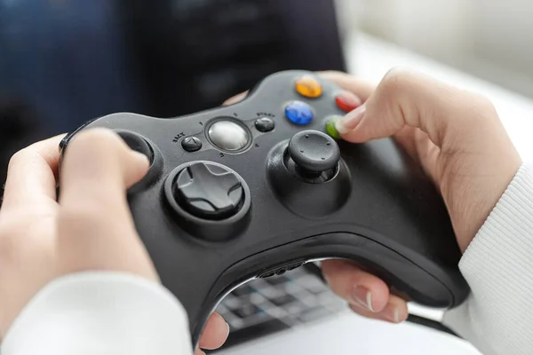 Evde yalnız çalışan bir kadın. Yakın plan.