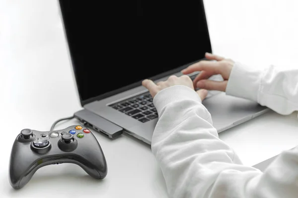 Evde yalnız çalışan bir kadın. Yakın plan.