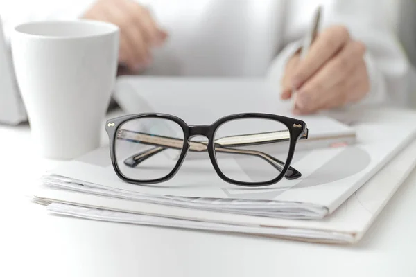 Zbliżenie Czarne Okulary Folderze Dokumentami Biurku Kobieca Praca Tle Zbliżenie — Zdjęcie stockowe