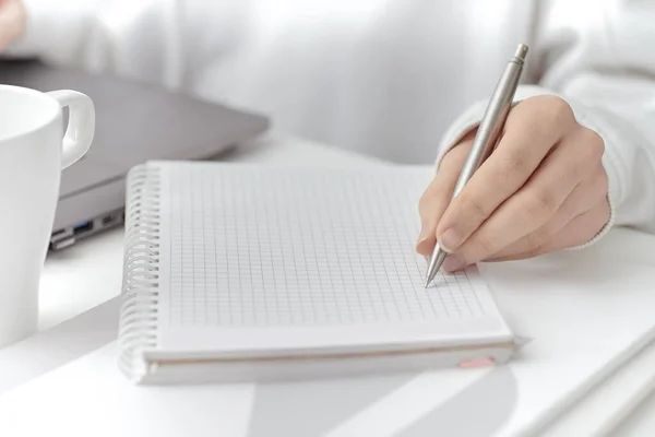 Een Vrouw Maakt Een Notitie Het Werk Close — Stockfoto