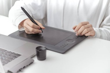 Grafik tablet üzerinde bir kadın çizimi.