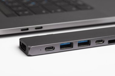 C tipi merkez ve dizüstü bilgisayarın yakın plan fotoğrafı. Asgari