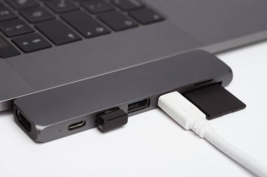 Bilgisayara bağlı kablolar ve kartla C tipi merkezin yakın plan fotoğrafı. Kimse yok.