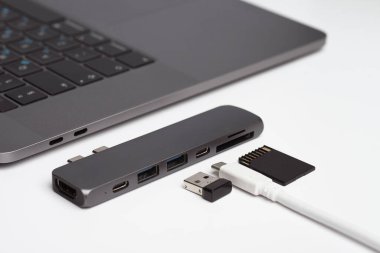 Laptopun yakın plan fotoğrafı, kablolu C tipi merkez ve USB alıcısı. Asgari