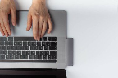 Dizüstü bilgisayarın klavyesinde el yazısının yakın plan fotoğrafı. Asgari