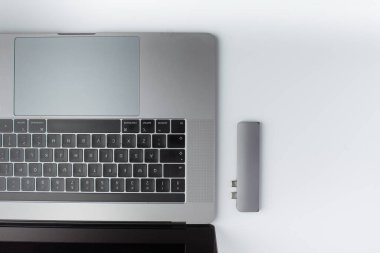 Laptopun yan tarafında duran bir USB tip c merkezinin yakın plan fotoğrafı. Asgari