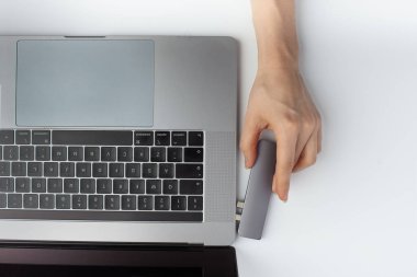 Bilgisayara kadın eliyle bağlanan C tipi bir USB merkezinin yakın plan fotoğrafı. Asgari