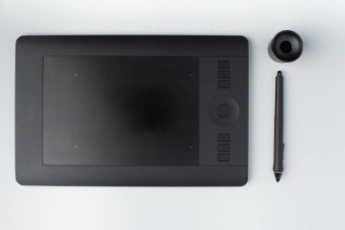Beyaz arkaplandaki siyah grafik tasarım tabletinin en üstteki görünümü.