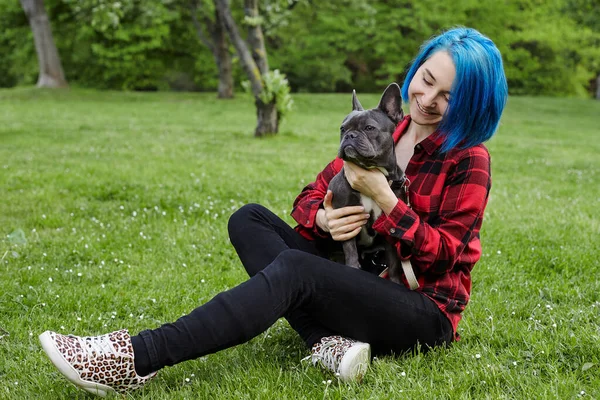 Menina Bonita Com Seu Bulldog Francês Uma Cidade Parque — Fotografia de Stock