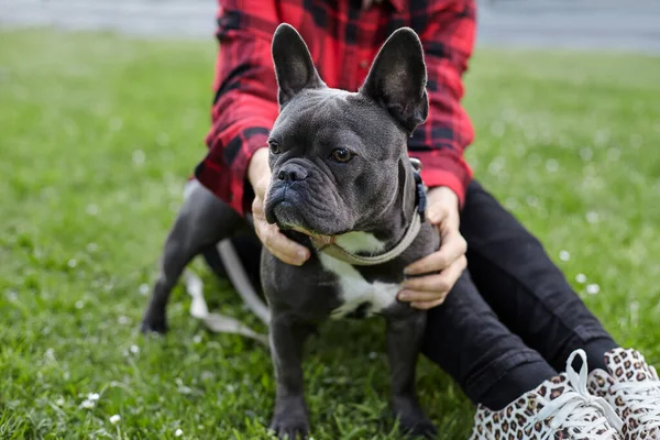 Belle Fille Avec Son Bouledogue Français Dans City Park — Photo