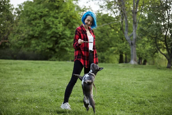 Şehir parkında buldoguyla güzel bir kız..