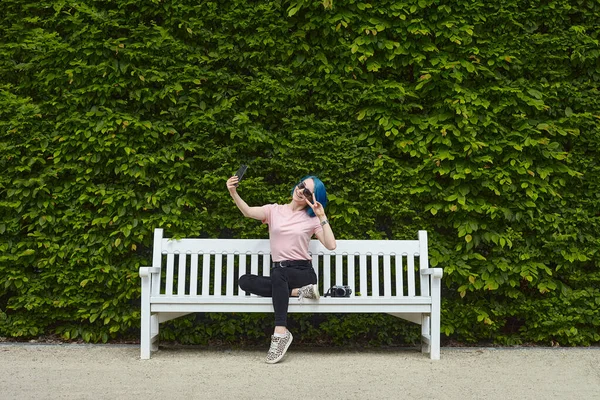 Young Traveler Sitting Bench Taking Selfie European Garden Summer Travel — Stock Photo, Image